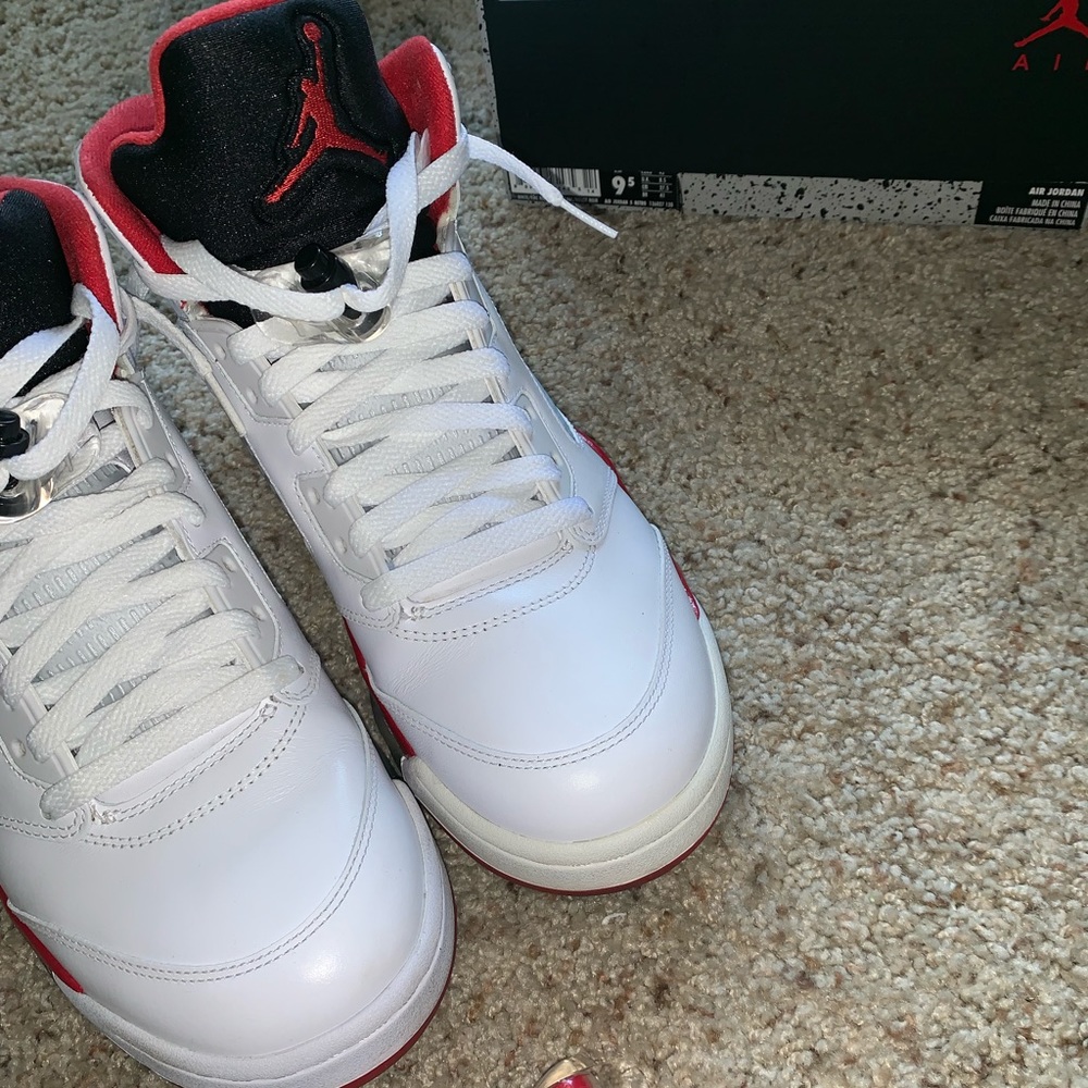 Men’s 9.5 AIR JORDAN 5 Retro